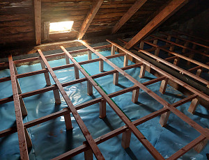 Zateplení stropu bytového domu pomocí foukané izolace